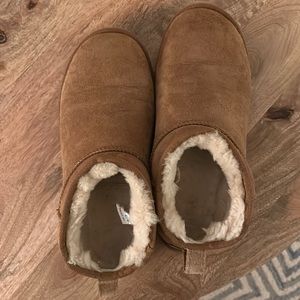 Low ankle chestnut Uggs